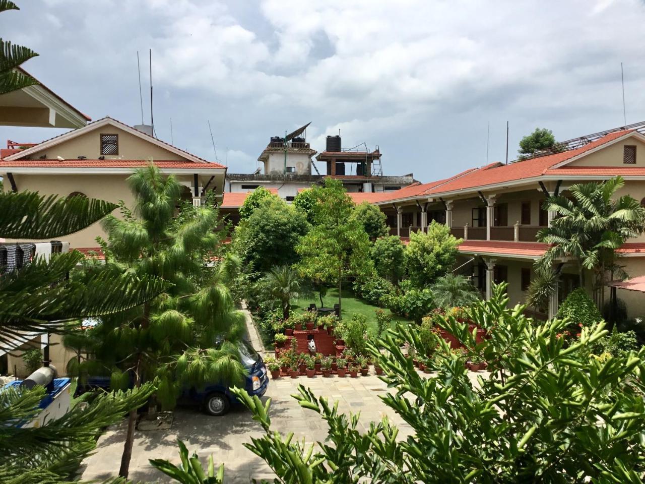 Hidden World Resort And Spa Sauraha Exterior photo