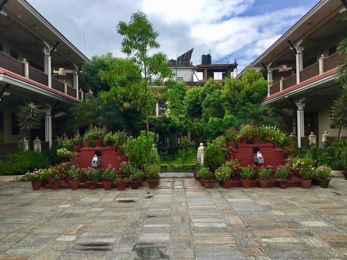 Hidden World Resort And Spa Sauraha Exterior photo