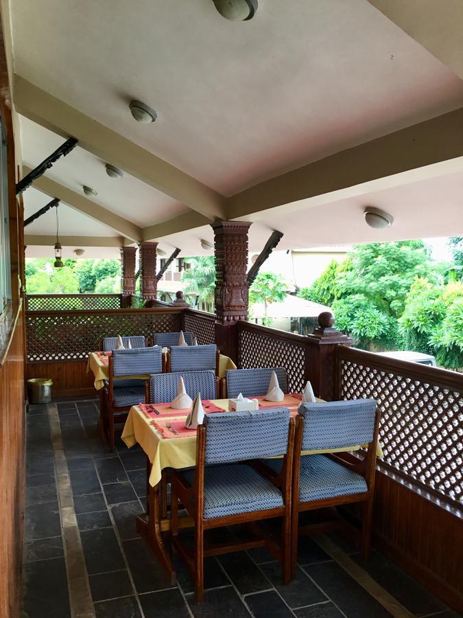 Hidden World Resort And Spa Sauraha Exterior photo