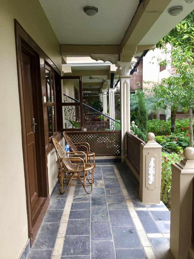 Hidden World Resort And Spa Sauraha Exterior photo