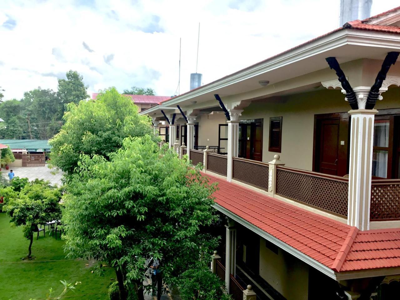 Hidden World Resort And Spa Sauraha Exterior photo