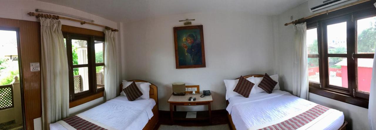 Hidden World Resort And Spa Sauraha Exterior photo