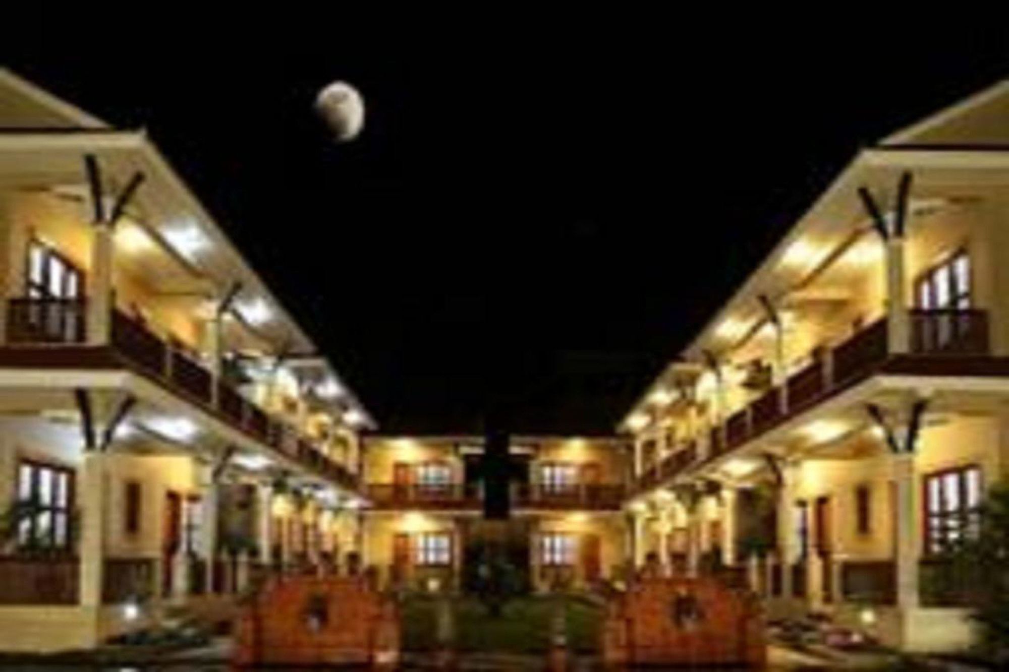 Hidden World Resort And Spa Sauraha Exterior photo